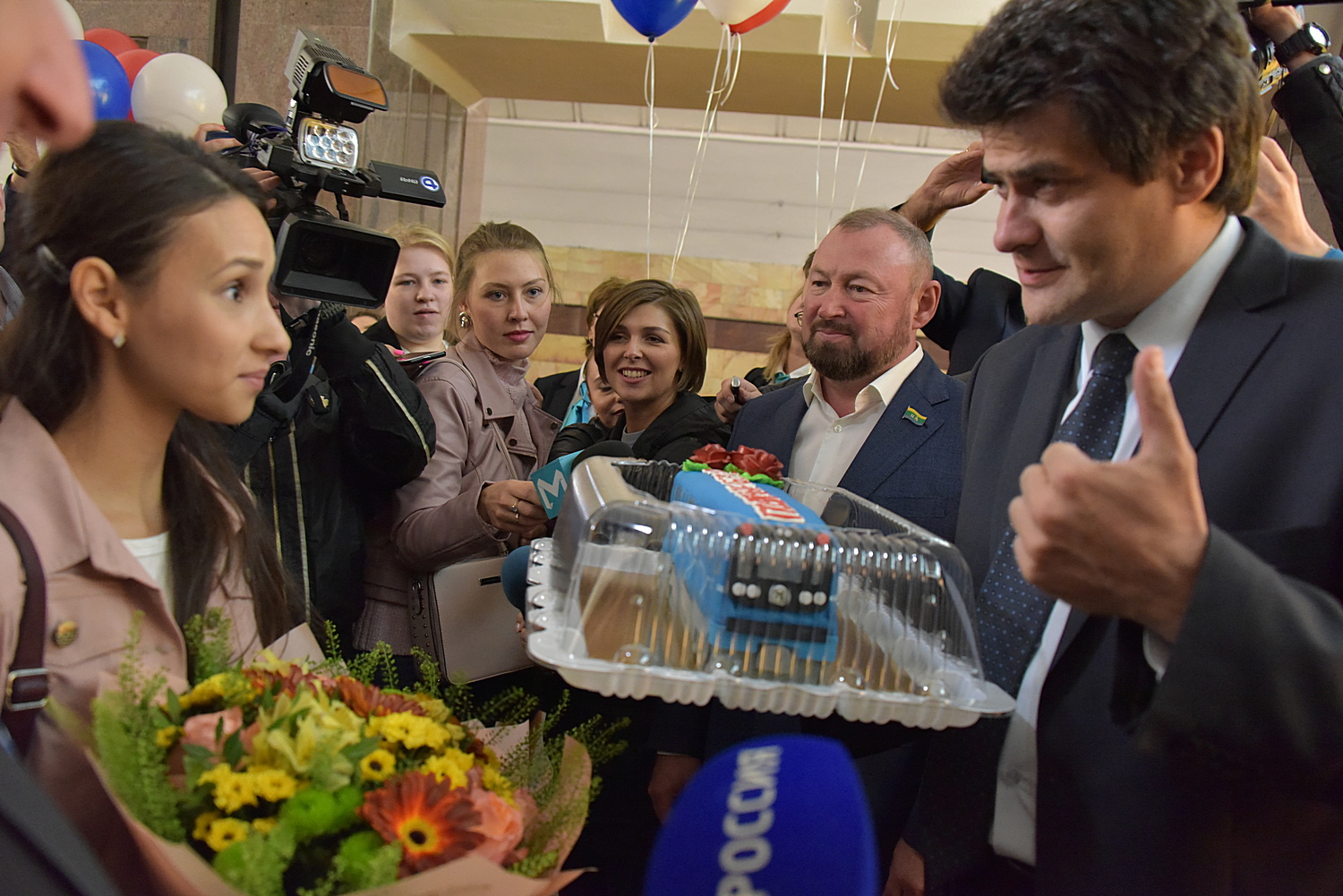 Миллиардным пассажиром метро стала девушка с Химмаша. Мэр лично вручил ей  торт - «Уральский рабочий»